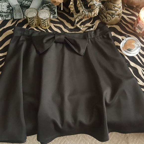 Adorable mini bow front A line skirt. - Picture 3 of 3